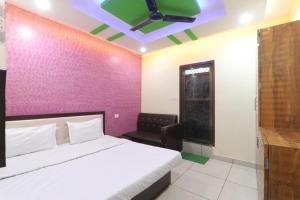 Schlafzimmer mit einem Bett und einem Deckenventilator in der Unterkunft SHREE Ram hotel in Gorakhpur