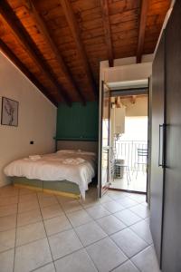 A bed or beds in a room at Casa con Vista Airconditioned 2-Bedroom Apartment