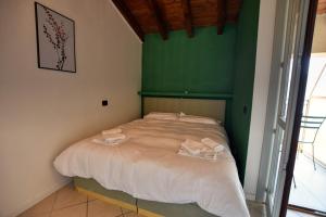 A bed or beds in a room at Casa con Vista Airconditioned 2-Bedroom Apartment