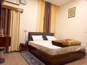 Postel nebo postele na pokoji v ubytování Kalash Guest House