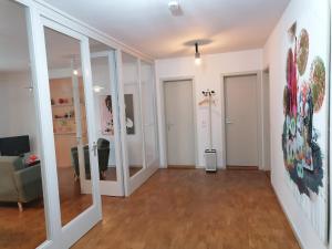 ein Wohnzimmer mit weißen Wänden und Spiegeln in der Unterkunft exklusive Ferienwohnung in Architekten Villa, nähe Theater in Meiningen