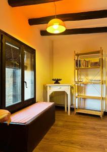 Montsonis的住宿－Cal Xeco，一间带长凳、桌子和窗户的房间
