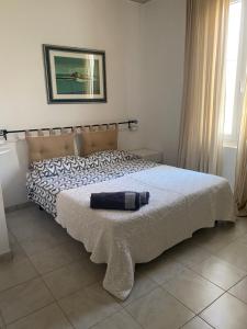 ein Schlafzimmer mit einem großen Bett mit einer weißen Decke in der Unterkunft Casa Elisa 10 B in Bellaria-Igea Marina