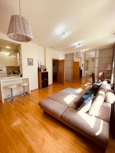 里加Old City Harmony Apartment的客厅里有一张沙发和一个厨房