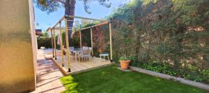 Ogród w obiekcie Quiet villa with garden and terrace in Fréjus