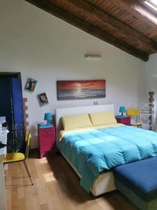 1 dormitorio con 1 cama con edredón azul en Casetta panoramica Ariccia, en Ariccia