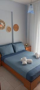 フォルカにあるthe blue houseのタオルが敷かれたベッドのある寝室