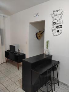 una mesa negra y sillas en una habitación en Cantinho 31 de Março, en São José dos Campos