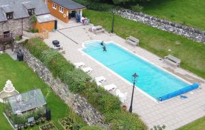 una vista aérea de una piscina con una persona en ella en The Old Farmhouse B&B en Dyffryn