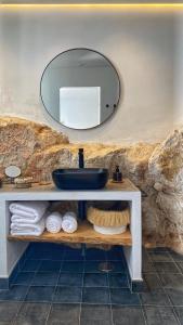 bagno con lavandino e specchio di Hostal Aljibe ad Archidona