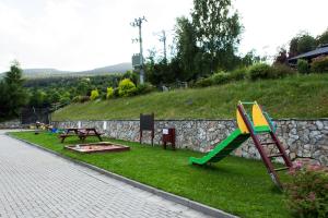 Vonkajšia záhrada v ubytovaní Hotel i Apartamenty pod Śnieżnikiem