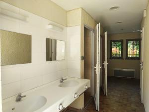 a bathroom with two sinks and a shower at Camping Porte des Alpilles by M.A DESTINATION GLAMPING in Saint-Étienne-du-Grès