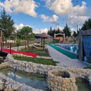 una piscina in un resort con parete di roccia di MY RESET FARM a Çatalca