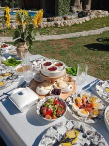 een tafel met borden eten erop bij MY RESET FARM in Çatalca