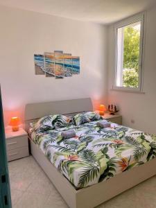 1 dormitorio con 1 cama, 2 mesas y una ventana en Platamoon Garden - with enchanting garden, en Platamona