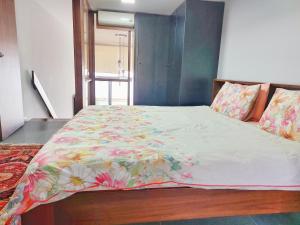 Postel nebo postele na pokoji v ubytování Rita's Duplex Chalet in Manar Jounieh Resort + 36 fotografií