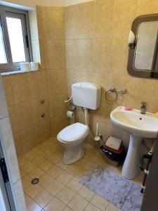 bagno con servizi igienici e lavandino di Hotel Clarissa a Velipojë