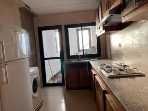 ラバトにあるBeautiful 3BR apartment in Hay Riad Rabatのキッチン(コンロ付) 窓際の上部オーブン