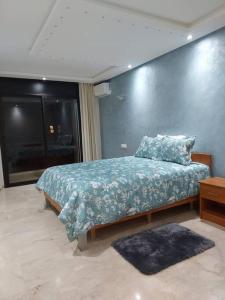 Beautiful 3BR apartment in Hay Riad Rabat tesisinde bir odada yatak veya yataklar
