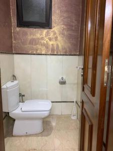 ラバトにあるBeautiful 3BR apartment in Hay Riad Rabatのバスルーム(トイレ付)、壁掛けテレビが備わります。