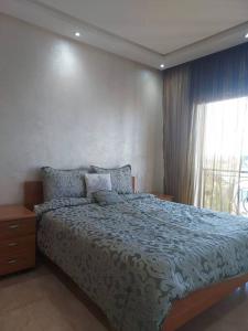 ラバトにあるBeautiful 3BR apartment in Hay Riad Rabatのベッドルーム(大型ベッド1台、窓付)