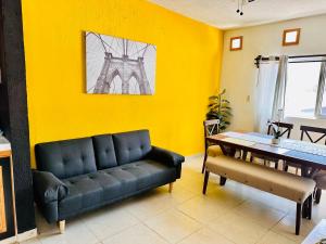 - un salon avec un canapé et une table dans l'établissement Casa Rinconcito Del Sol Con Alberca, à Tonatico