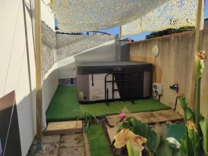 a small backyard with a dog house on a balcony at tiny house in Les Sorinières