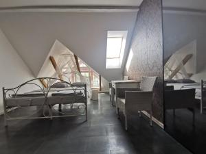 ベンゴジェボにあるPoza Zgiełkiemのベッド2台、テーブル、椅子が備わる客室です。