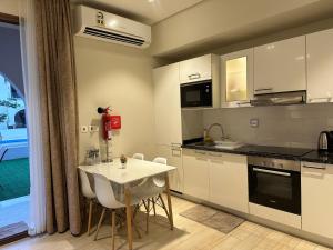Kitchen o kitchenette sa Wonderful Ground Studio - Hawana Salalah Resort