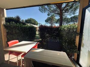 uitzicht op een patio met een tafel en een raam bij Mandelieu / Appart Climatisé 4 prsn RDC / Piscine in Mandelieu-la-Napoule