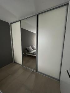 ein Zimmer mit Glasschiebetüren und einer Couch darin in der Unterkunft Apartmán Melissa in Žilina