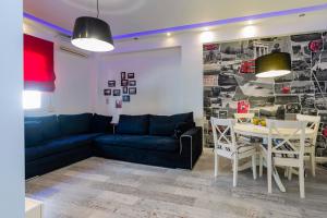 un salon avec un canapé bleu et une table dans l'établissement Corfu Boutique Apartment, à Corfou 26 autres photos