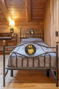 - une chambre avec un lit avec un cadre métallique dans l'établissement Casa Vacanze I Foresti C'A D'Arte, à San Damiano Macra