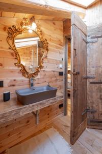 La salle de bains est pourvue d'un lavabo et d'un miroir. dans l'établissement Casa Vacanze I Foresti C'A D'Arte, à San Damiano Macra
