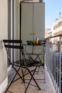 - une table sur un balcon avec un bol de citrons dans l'établissement Corfu Boutique Apartment, à Corfou