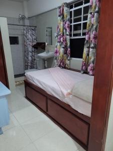 1 dormitorio con 1 cama y baño con lavamanos en Krystalise Loft, en Bridgetown