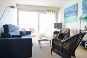 a living room with a couch and two chairs at Appartement spacieux idéalement situé sur le remblai des Sables dOlonne in Les Sables-dʼOlonne