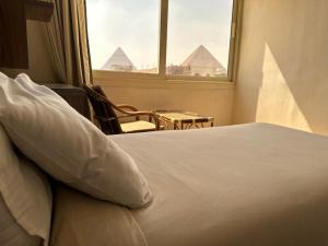 Cama o camas de una habitación en Hasan Pyramids Hotel