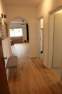 un soggiorno vuoto con tavolo e sedia di Apartment am Knochenbach a Detmold