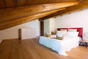 a bedroom with a large bed and wooden ceilings at Locanda Fermento in Mochignano