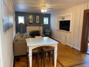ein Wohnzimmer mit einem Tisch und einem Sofa in der Unterkunft Hickory House on the Chesapeake Bay! in Saint Leonard