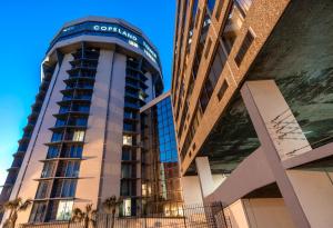 un edificio con un cartel encima en Comfort Inn & Suites At Copeland Tower en Metairie