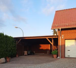 een gebouw met een garage met een witte garagedeur bij Ferienwohnung Seeblick in Neu Schloen