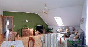 Neu SchloenにあるFerienwohnung Seeblickのソファとテレビのあるリビングルーム