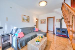 Posezení v ubytování Cedar House Villa Few Minutes From Lake - Happy Rentals