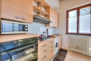 uma cozinha com um fogão e um micro-ondas em La Brezza Del Lago Maggiore with view - Happy Rentals em Laveno-Mombello