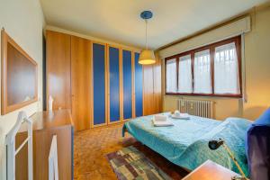 ein Schlafzimmer mit einem Bett und einem Tisch darin in der Unterkunft La Finestra Sul Lago - Happy Rentals in Stresa