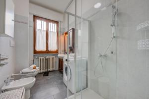 ein Badezimmer mit Dusche, Toilette und Waschbecken in der Unterkunft La Finestra Sul Lago - Happy Rentals in Stresa + 26 Fotos