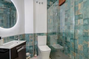 une salle de bains avec toilettes, lavabo et miroir dans l'établissement Penthouse Apartment Tribuna Center By Seric,15' walking to the beach, à Malaga 26 autres photos