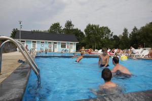 Majoituspaikassa Holiday Resort & Camping InterCamp'84 tai sen lähellä sijaitseva uima-allas